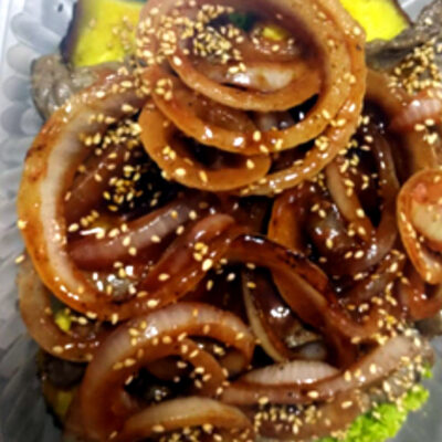 Carne salteada con cebolla blanca